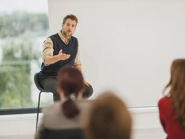 Profissional conversando com um grupo